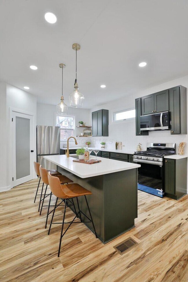 Building Photo - 423 Stoddart Ave