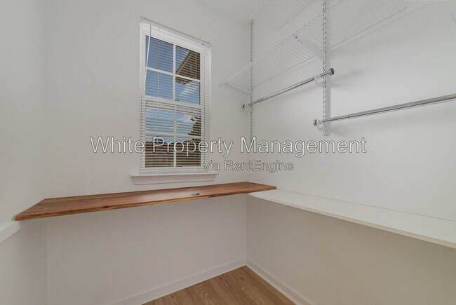 Building Photo - 825 Gentlewinds Ct