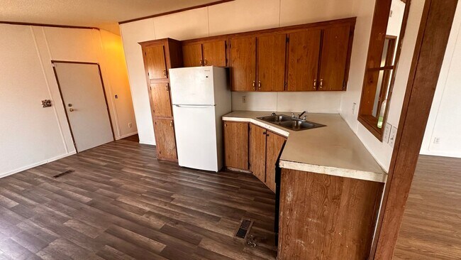 Building Photo - 3 bed 2 bath Mobile Home located in the he...