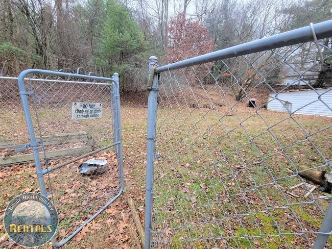 Building Photo - 2 Bedroom Right in Town!