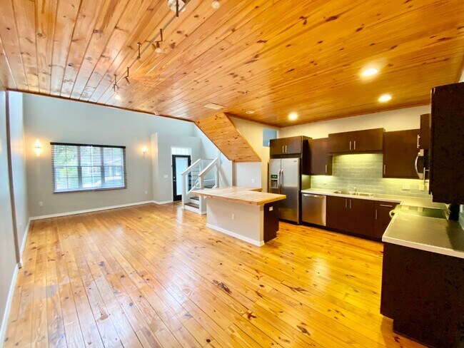 Building Photo - LUXURY TOWNHOME IN SODO 3/2.5 PLUS OFFICE AND BONUS ROOM  - DOWNTOWN ORLANDO