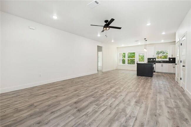 Building Photo - 4 Leven Ln