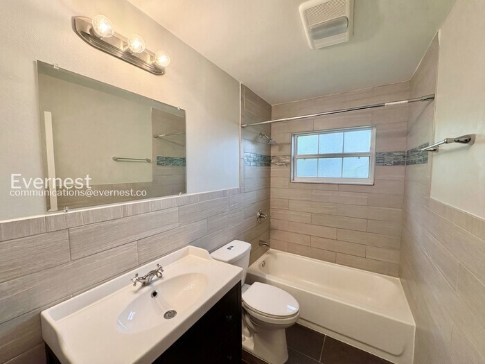 Building Photo - 742 Park Manor Dr