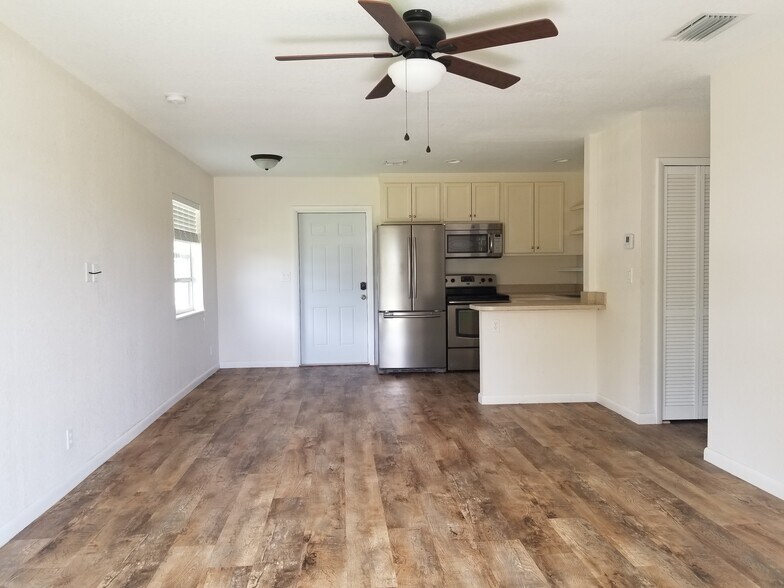 Kitchen / Living Room Entry - 8682 SE Kingsley St