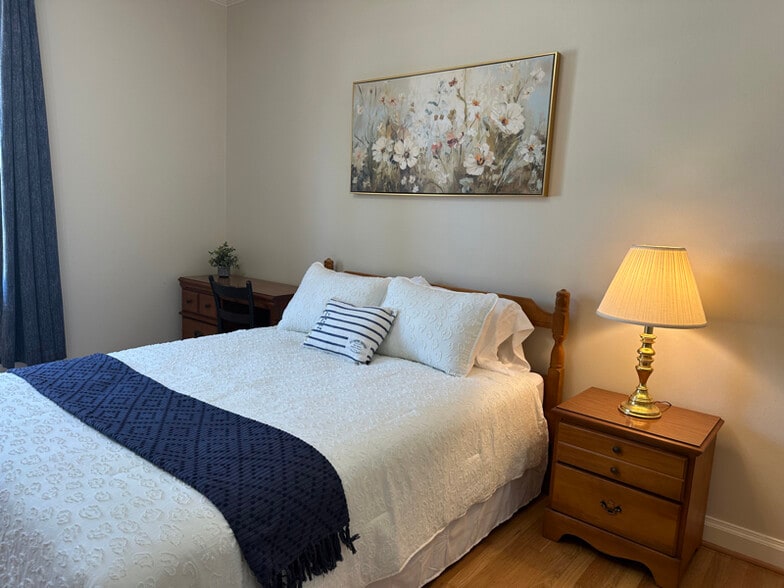 Building Photo - 305 S Laurel St