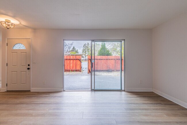 Building Photo - Spacious Renovated Townhouse in Great Napa...