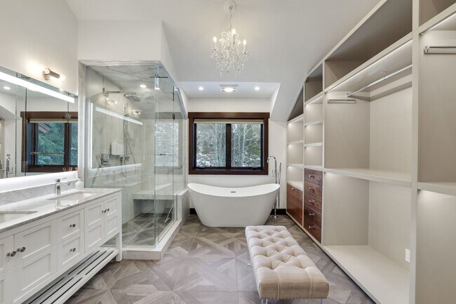 Building Photo - Luxury 3 bedoom/2.5 bathroom Home w/ Hot Tub