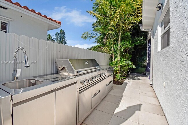 Building Photo - 14441 S Biscayne River Dr