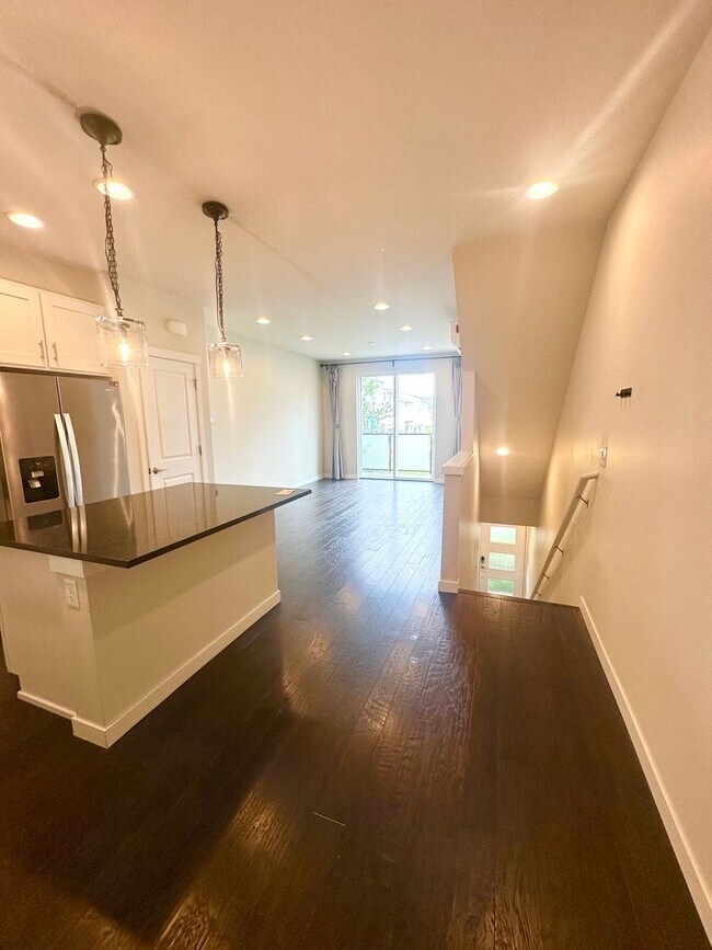 Building Photo - Modern 2-bed, 2-bath Townhome in Shoreline.