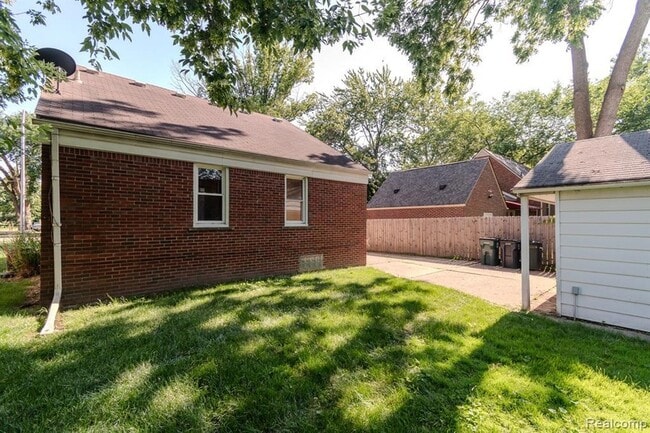 Building Photo - 3914 W 13 Mile Rd