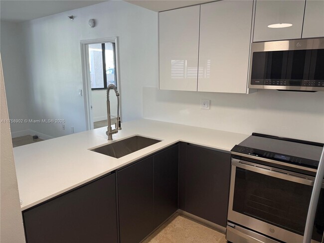 Building Photo - 540 Brickell Key Dr