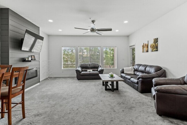 Building Photo - 14000 N 94th St