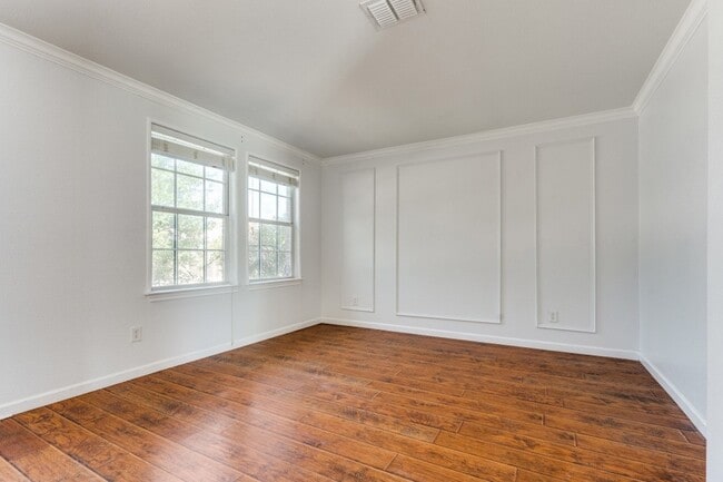 Building Photo - 320 S Mesa Verde Way