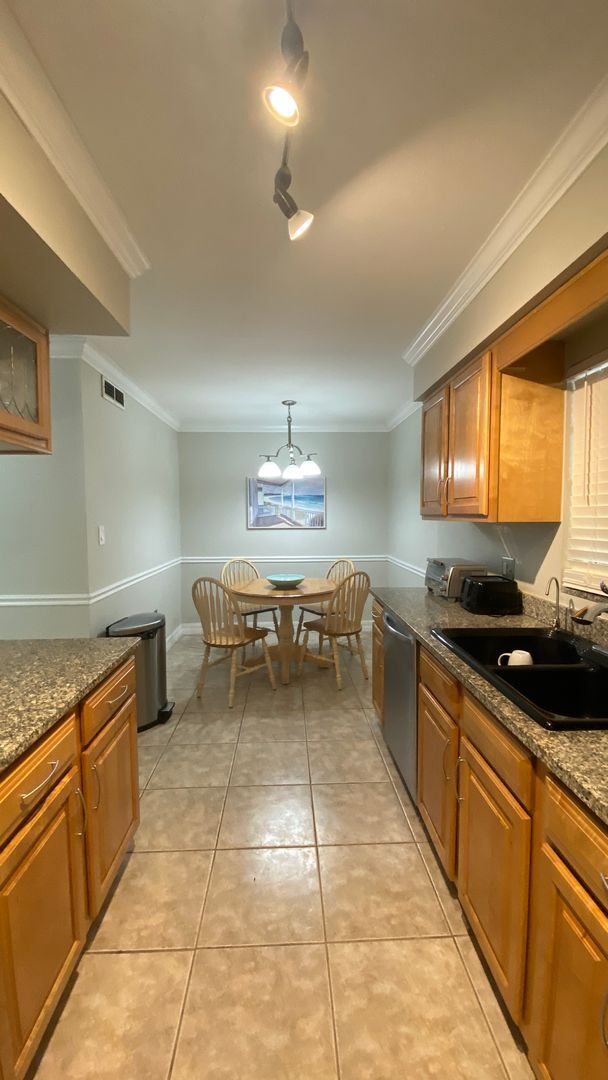 Building Photo - Charming 2/2 Seasonal Rental in Sarasota –...
