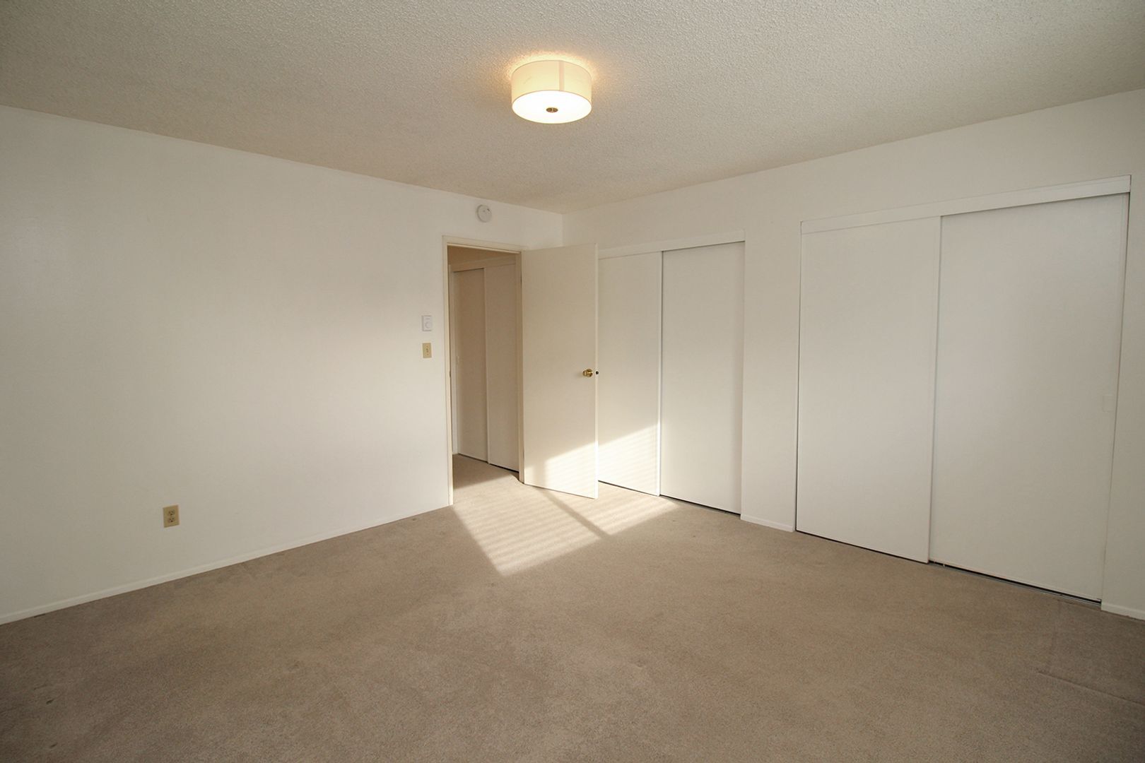 Building Photo - 8122-8122 SW 31st Ave