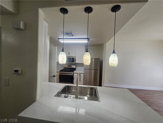 Building Photo - 8250 N Grand Canyon Dr