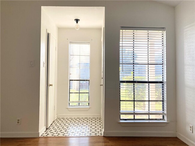 Building Photo - 1601 Faro Dr