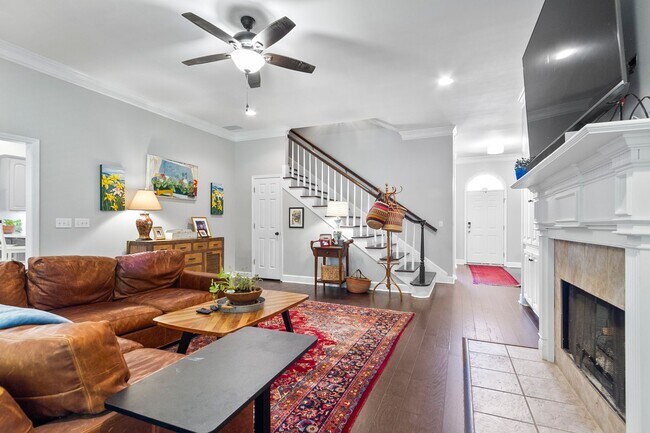 Building Photo - Beautiful 5 Bed 3.5 Bath Home! Available Summer 2026! Book Your Tour Today!