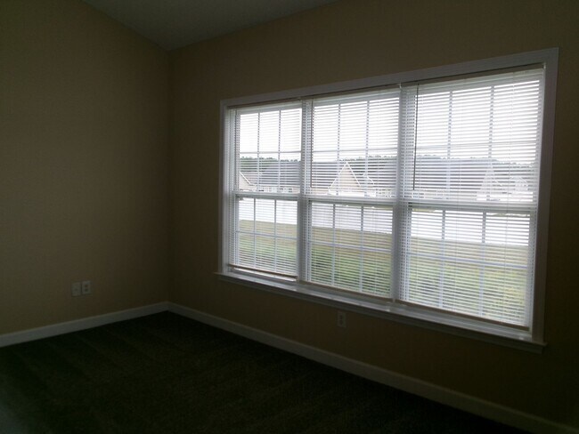 Building Photo - 3 bedroom, 2 bath condo in Carolina Willows