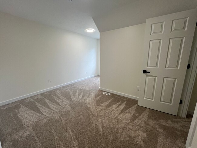 Building Photo - Nice Recently Renovated 3 Bedroom Duplex i...