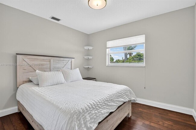 Building Photo - 5660 Golfway Dr