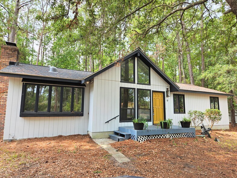 Building Photo - 9 E Pine Ct