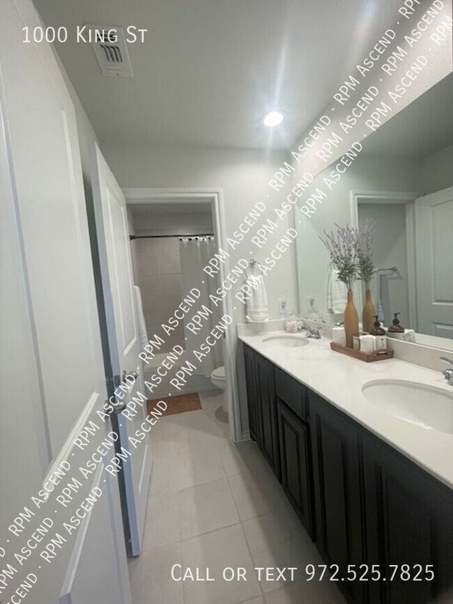 Building Photo - 1000 King St