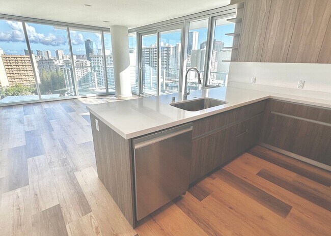 Building Photo - RARELY AVAIL 1 BED/1 BATH/1 PRKG OCEAN VIE...