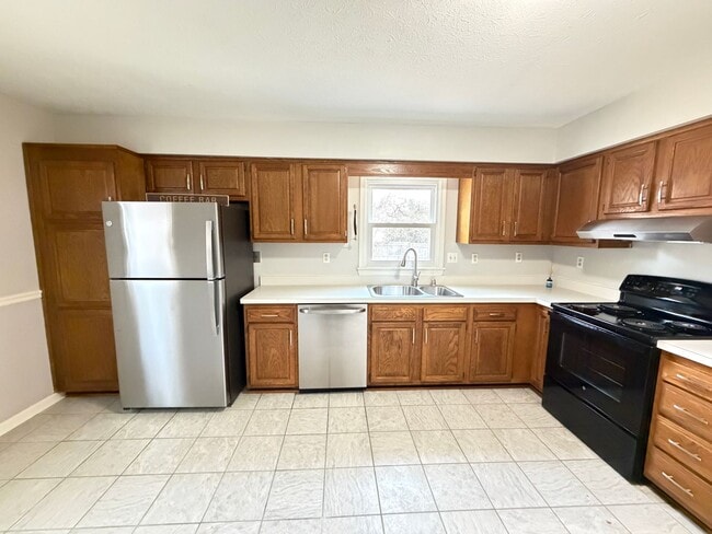 Building Photo - Prime location for a perfect 3 bed and 1.5 bath home!