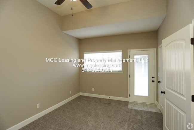 Building Photo - Main-Level Primary Suite in Eagle Creek Townhome