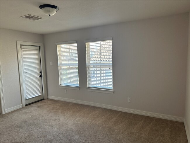 Building Photo - 28 W Oaks Dr