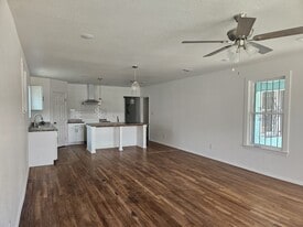 Building Photo - 923 McIlvaine