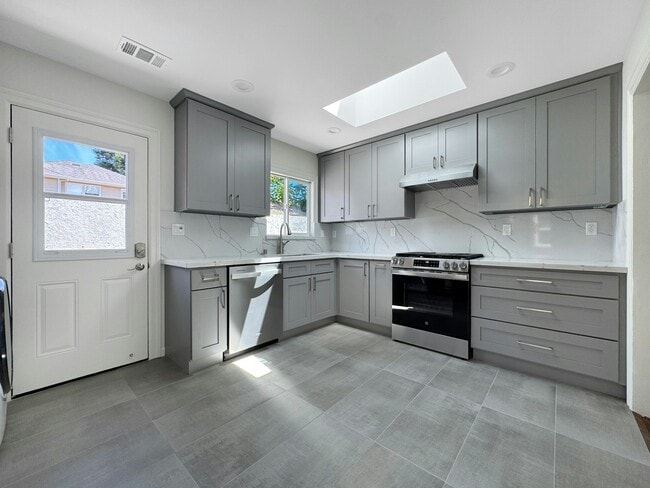 Building Photo - 445 Alviso St