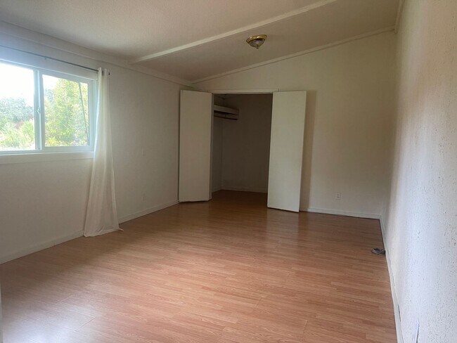 Building Photo - Large downstairs 4 Bedroom apartment in Winston