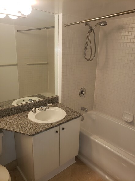 Guest BR - 500 W Harbor Dr