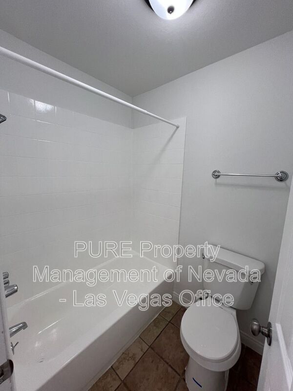 Building Photo - 1405 E Vegas Valley Dr
