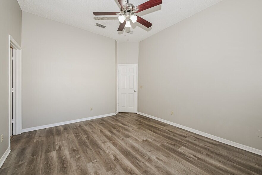 Building Photo - 7737 Manassas Ct E