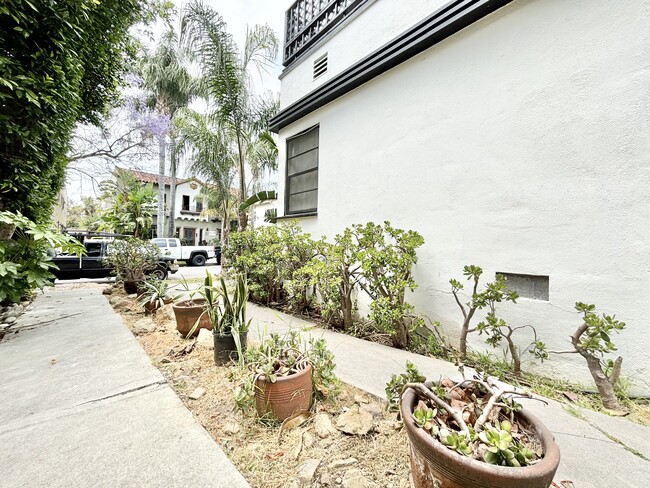 Building Photo - 418 N Sierra Bonita Ave Los Angeles, CA 90036