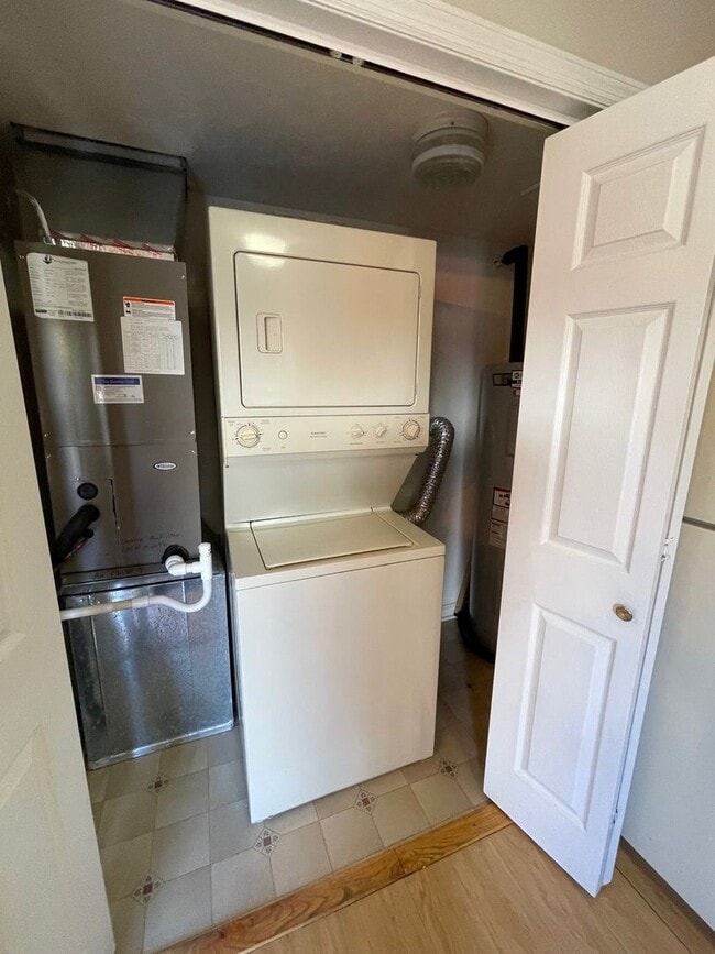 Building Photo - Fresh Two Bedroom Townhouse