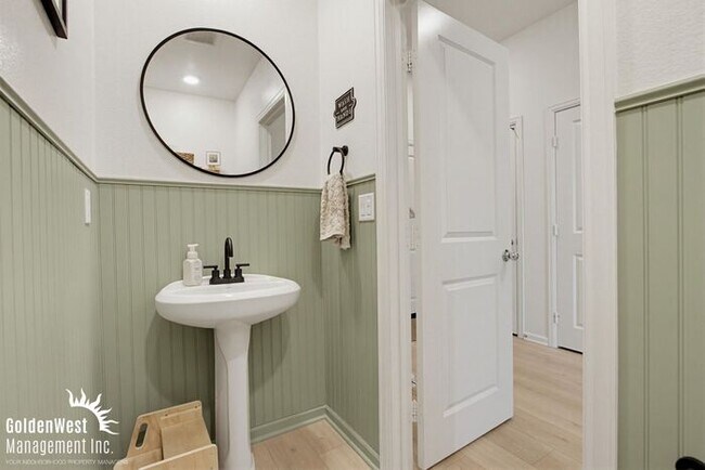 Building Photo - Modern 3Bdm 2.5Ba Unfurnished Town-Home in the Soltaire Community!