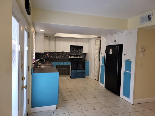 Building Photo - 10813 Sandpiper Dr