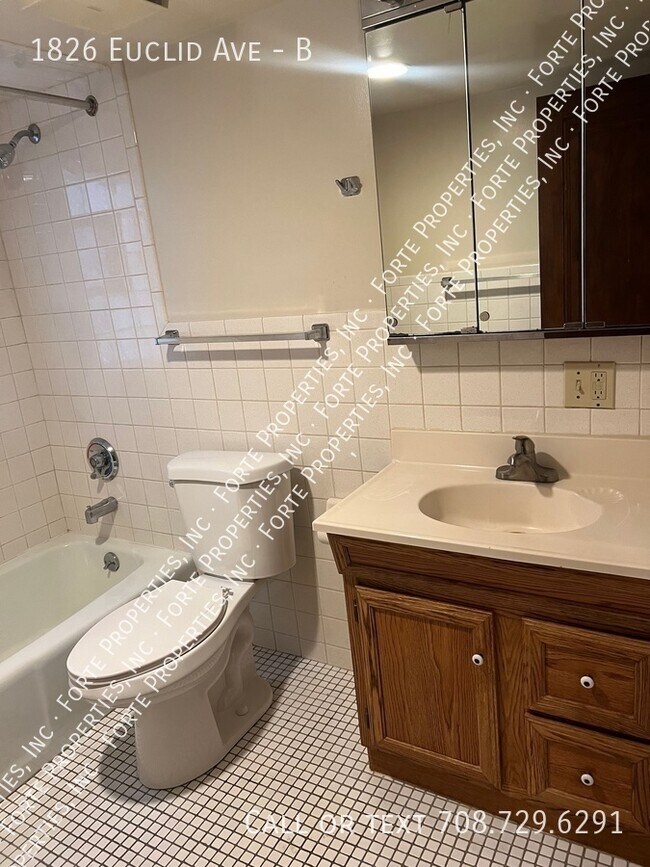 Building Photo - Spacious one bedroom apartment