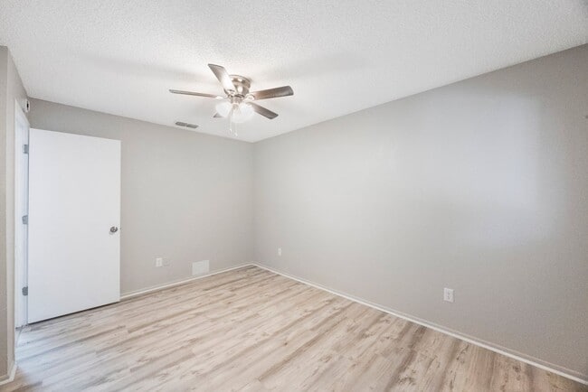 Building Photo - Renovated Town Home 2 bedroom 1.5 bath ** ...