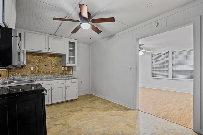 Building Photo - Welcome to your newly updated 2 bedroom, 1 bath home!