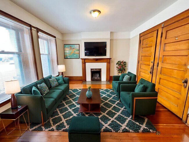 IMG_1084 - Living Room - Mid-Century Modern - 8 - Cross Apartments