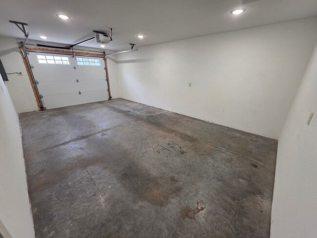 Building Photo - 210 Holm Ave