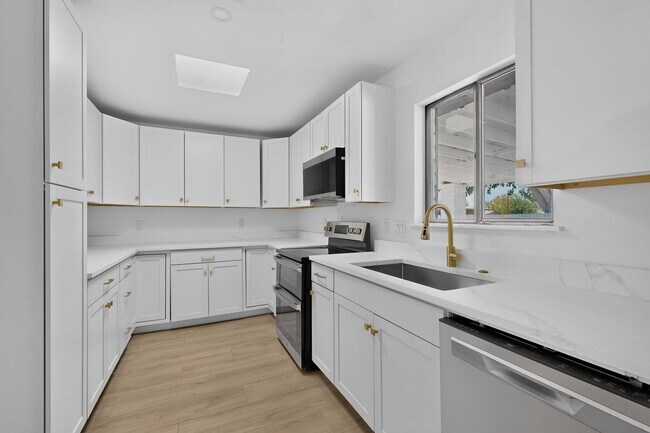 Building Photo - 824 Ortega Rd NW