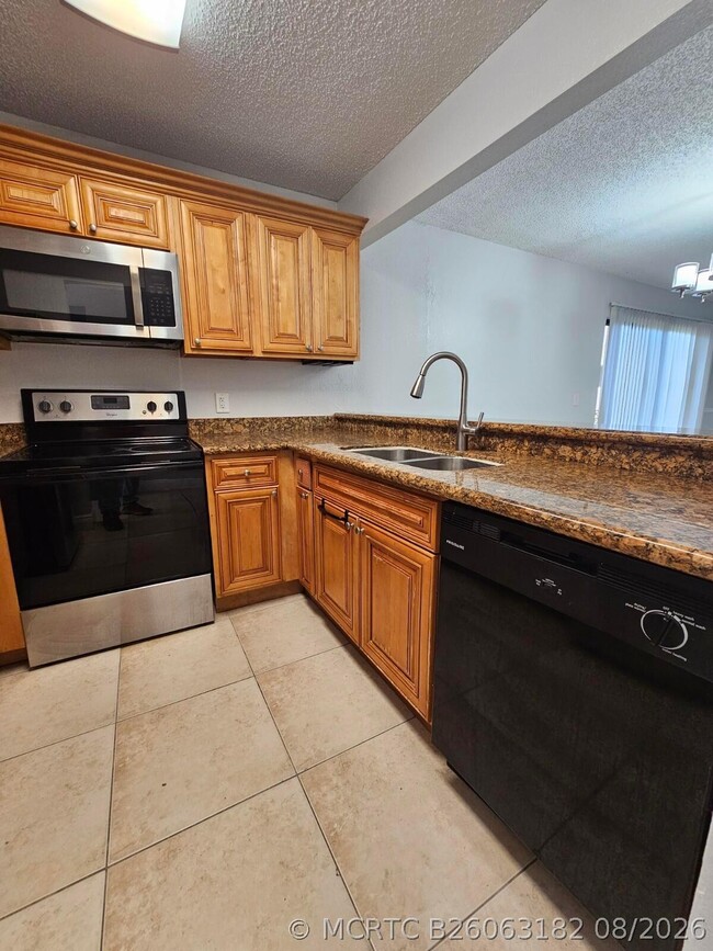 Building Photo - 1453 Lake Crystal Dr