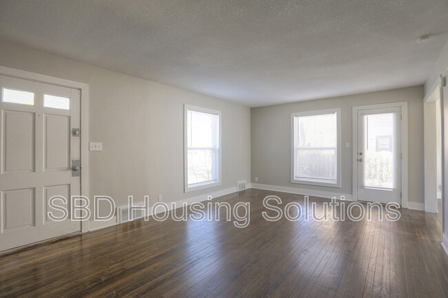Building Photo - 643 E Meyer Blvd