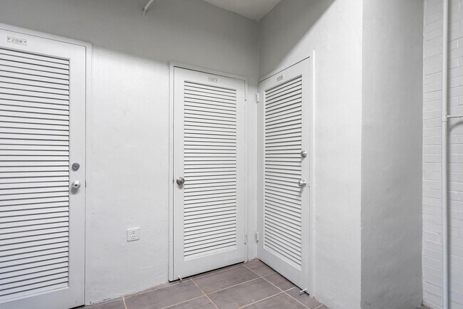 Building Photo - 9102 W Bay Harbor Dr